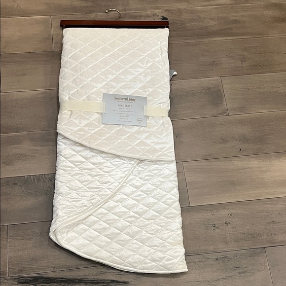 NEW Dillards Southern Living Velvet Quilted 60” Tree Skirt